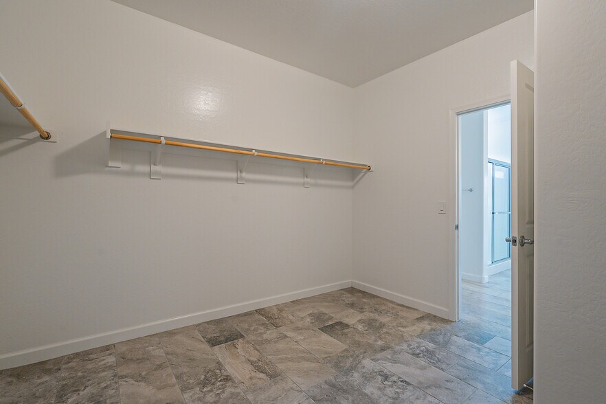 Building Photo - 15877 W Mauna Loa Ln
