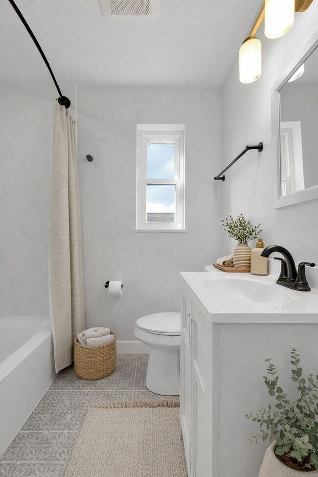 Building Photo - 1613 3rd St