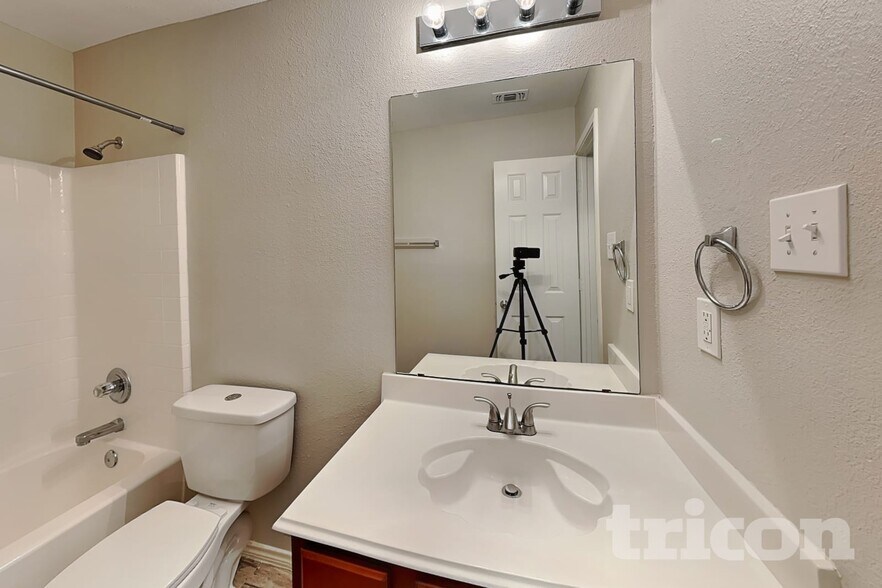 Building Photo - 4200 Agate Dr