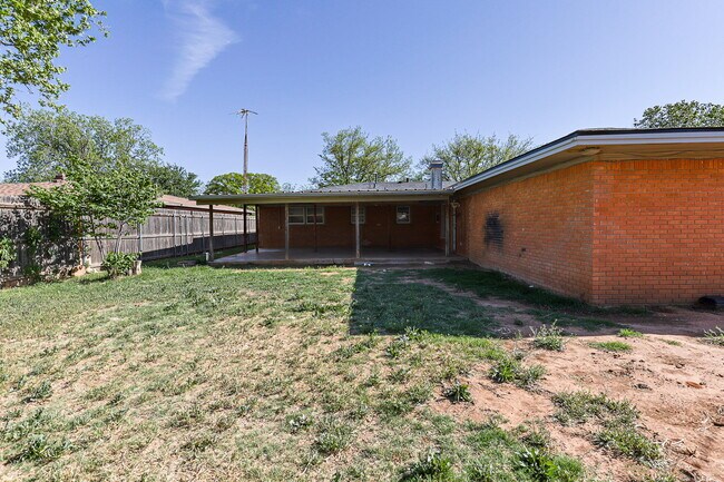 Building Photo - Newly remodeled 3/2/2 in north Lubbock!  M...