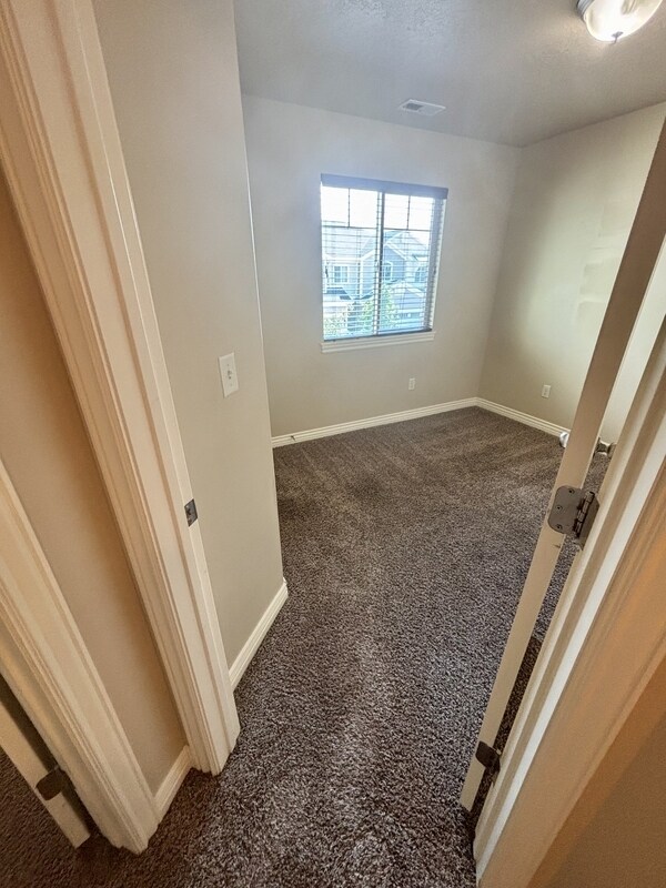 Building Photo - 215 1135 S