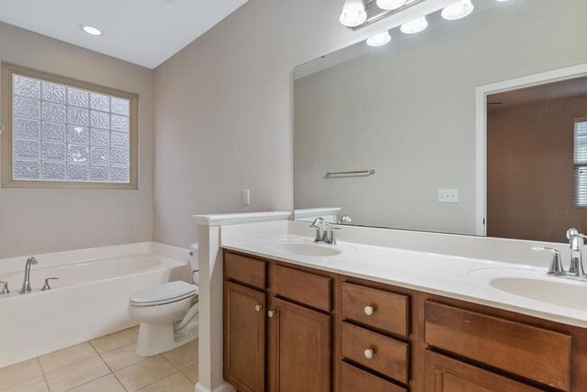 Building Photo - End Unit Townhome Available in Apex!