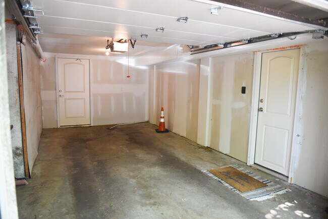 Building Photo - 321 E 68th St