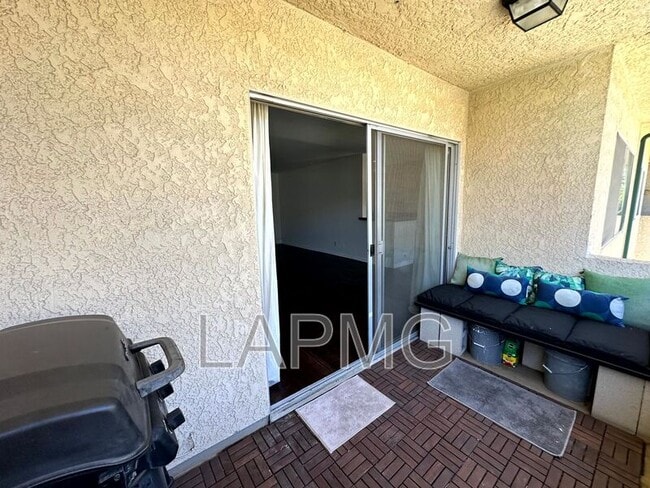 Building Photo - 5328 Newcastle Ave