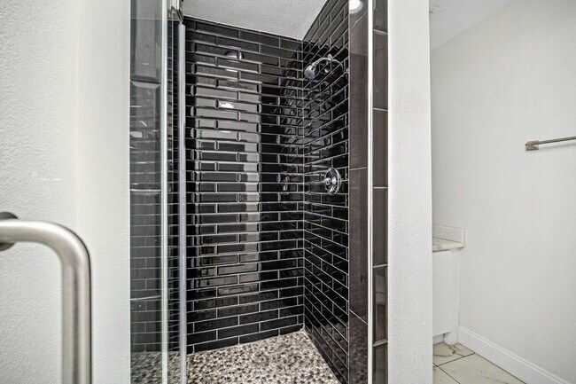 Building Photo - 219 Utah St