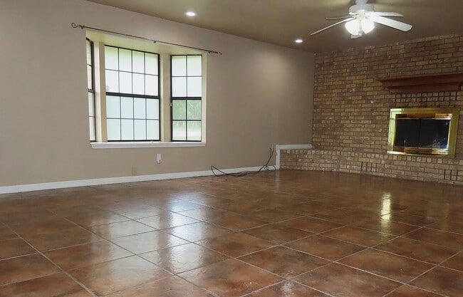 Building Photo - Country Living-City Close! 3 Bedroom, 2 Ba...