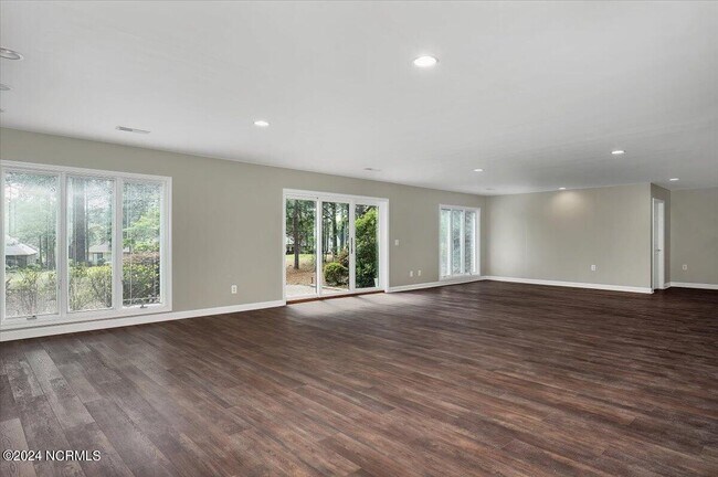 Building Photo - 38 Pinebrook Dr