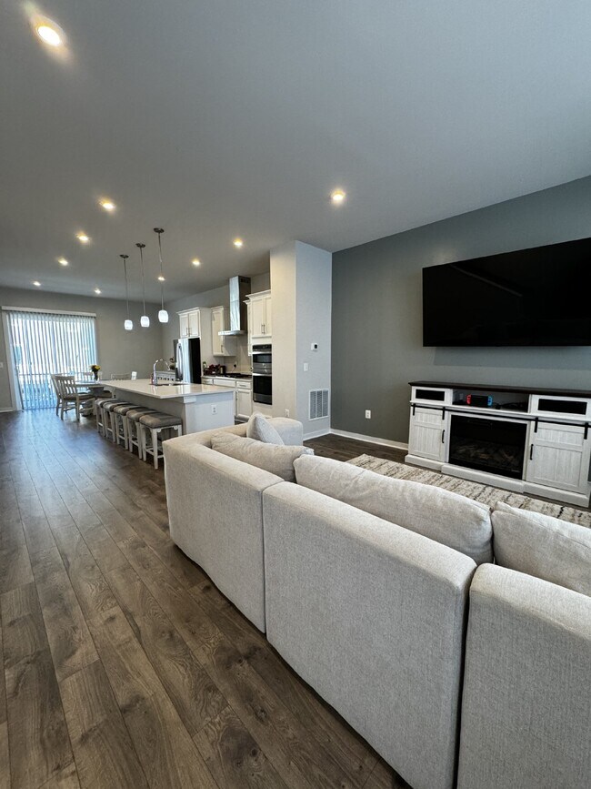 Building Photo - Luxurious 4-Bedroom Townhouse with 3.5 Bat...