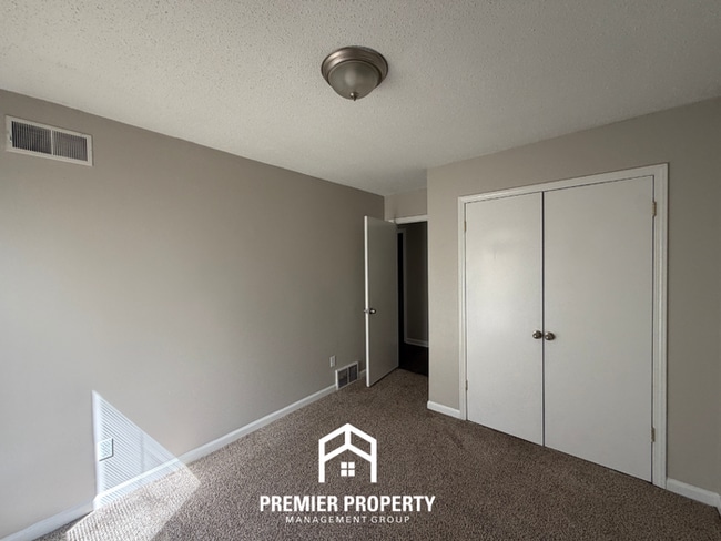 Building Photo - 3-Bedroom Single-Family Home for Rent in Memphis, TN - Vaulted Ceilings & Fenced Backyard