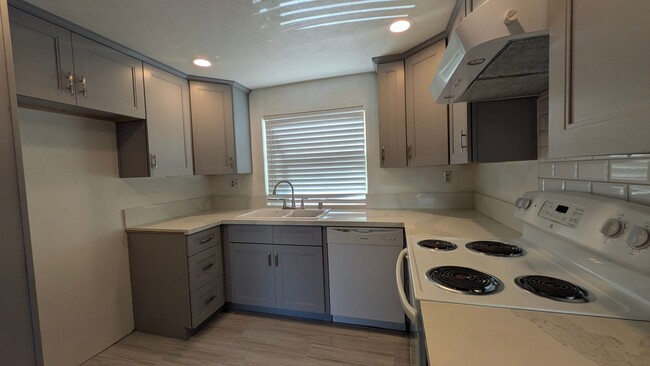 Building Photo - Cute two bedroom condo