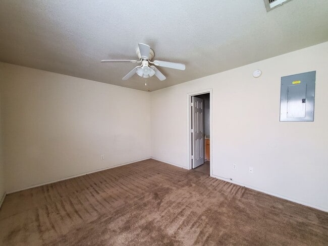 Building Photo - 3308 Hereford Ln