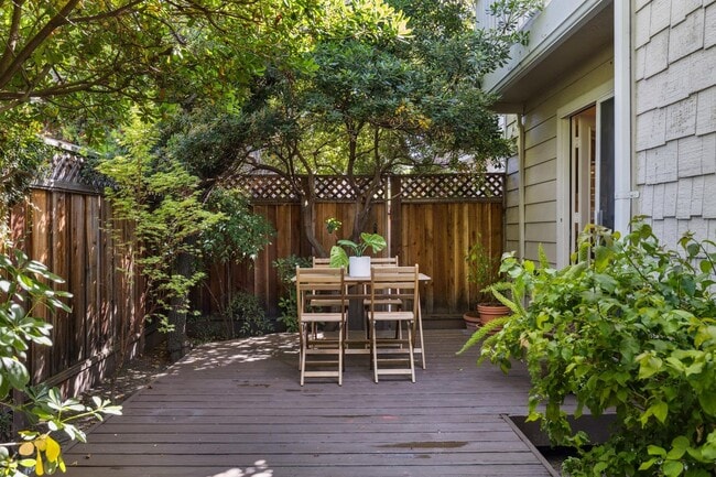 Building Photo - Delightful 3/3bth End-Unit Townhouse in Ce...