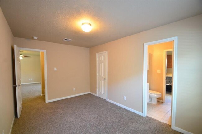 Building Photo - 5015 Willow Point Dr