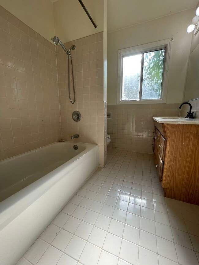 Building Photo - Charming 3-Bedroom, 1-Bathroom Home for Re...