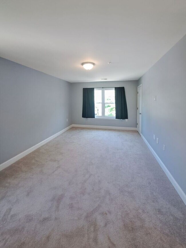 Building Photo - Amazing 4 Bedroom, 4 Bath SFH Corner Lot, ...