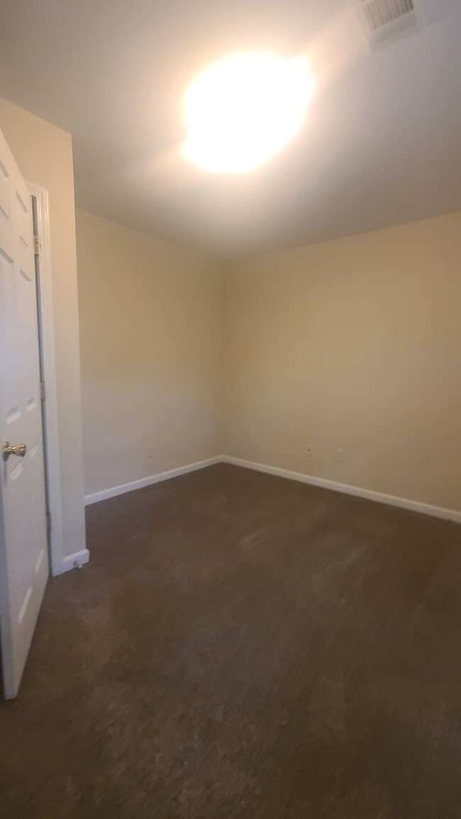 Building Photo - 2/1.5 End Unit Townhome close to downtown ...