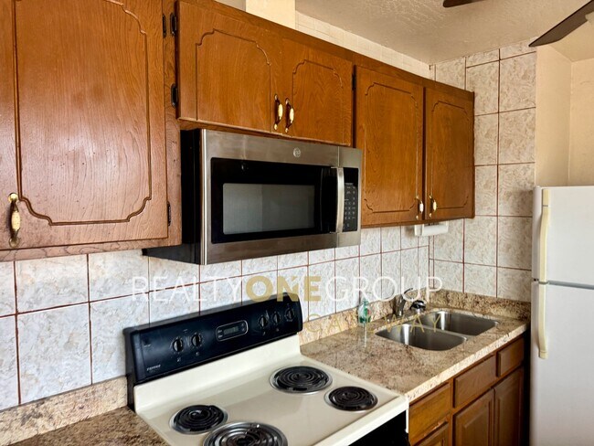 Building Photo - Compact 2 Bedroom 1 bath home with parking...