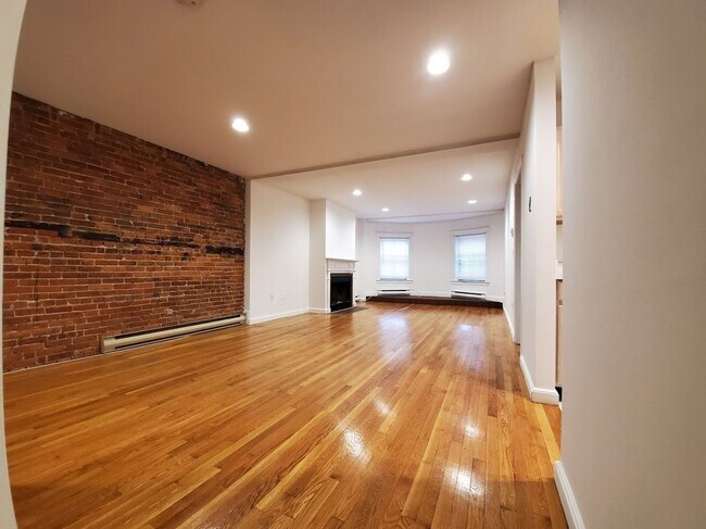 Building Photo - Nice 3 bed in South End