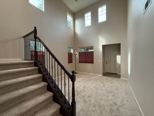 Building Photo - Private Cul-de-Sac Home in Gated Roseville Community with Views