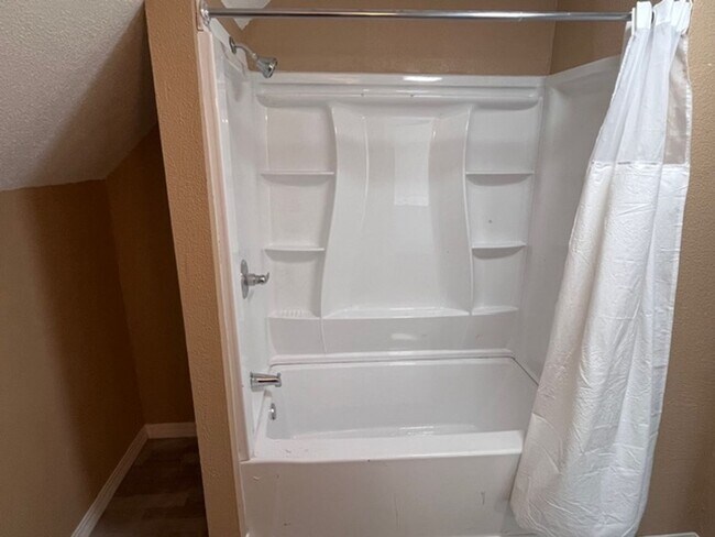 Building Photo - 4 Bed - 1.5 Bath - Single Family Home in Lorain