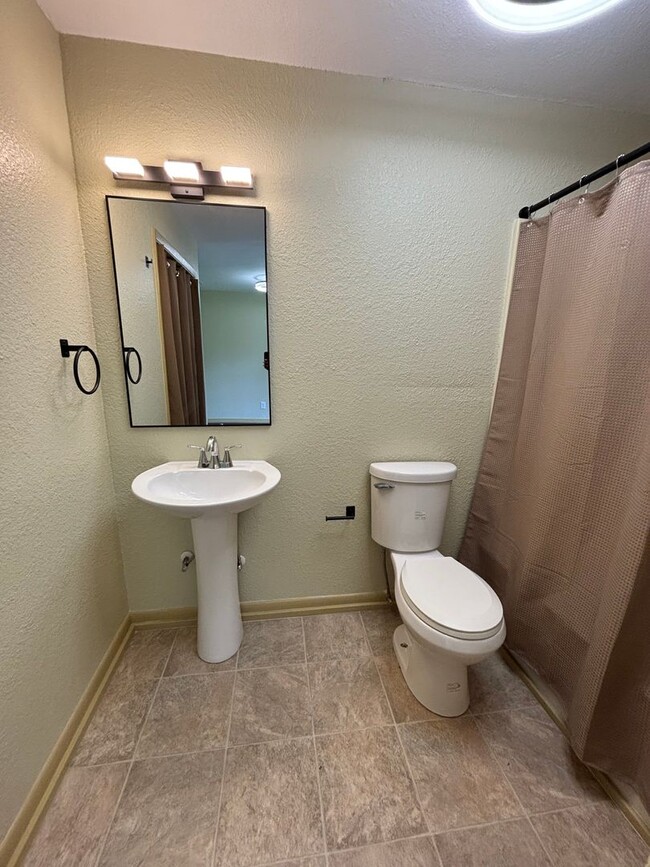 Building Photo - Remodeled 2 Bedroom Unit Off of Bert Kouns