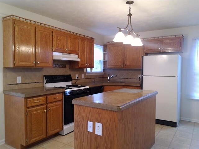 Building Photo - 304 Stafford Ct