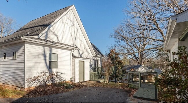 Building Photo - 477 Probart St