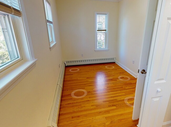 Building Photo - 6/1 No Fee! Spacious, sunny 3BR/1.5BA between Harvard & Porter!