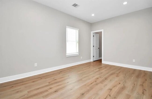 Building Photo - 410 E 41st St
