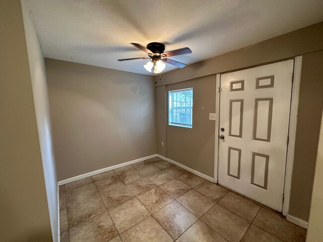 Building Photo - 1 bedroom 1 bath apartment for rent in Pen...