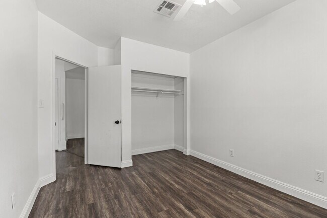 Building Photo - Welcome to your entertainers dream home!