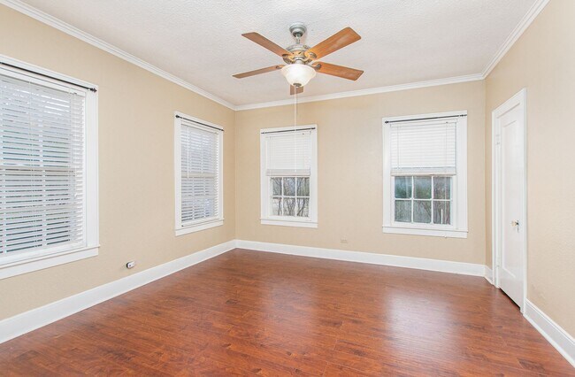 Building Photo - Spacious 4 Bed / 2 Bath Home with Garage & Fenced Backyard in Central Temple