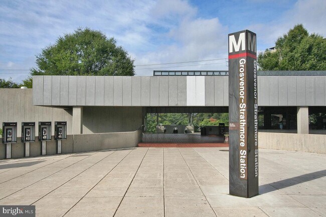 Building Photo - 10101 Grosvenor Pl