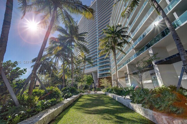 Building Photo - 1500 Bay Dr E