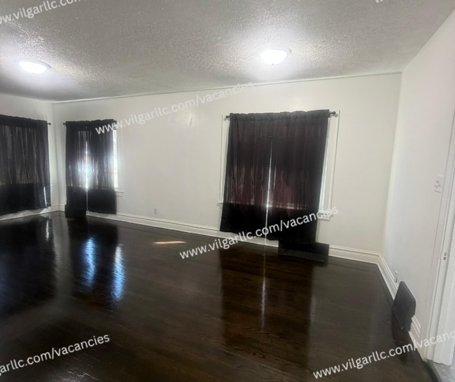 Building Photo - For Rent - Spacious 3 Bed/1Bath Home