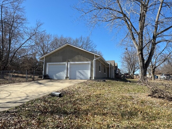 Building Photo - 5 Bedrooms!