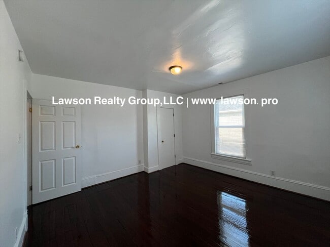 Building Photo - 1208 Chapman Ave SW