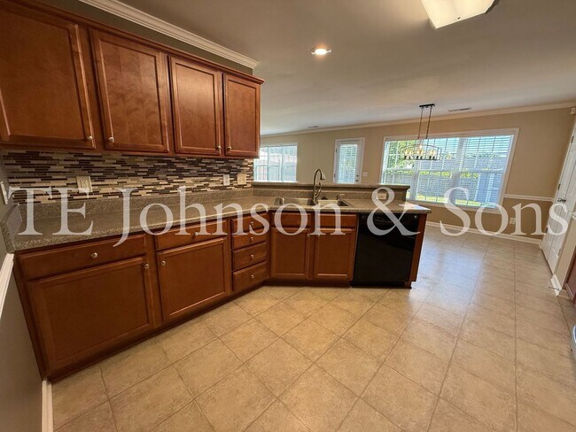 Building Photo - Spacious 4 Bedroom Home with Fenced Yard & Two Car Garage in Clemmons