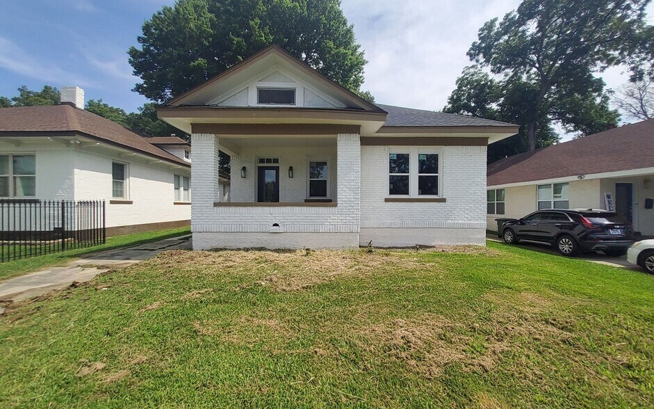 Primary Photo - 1074 Forest Ave