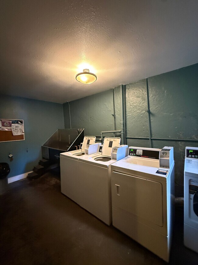 Building Photo - Cute CORNER 1 BR- high ceilings, clawfoot tub, up to 3 pets! One month FREE!