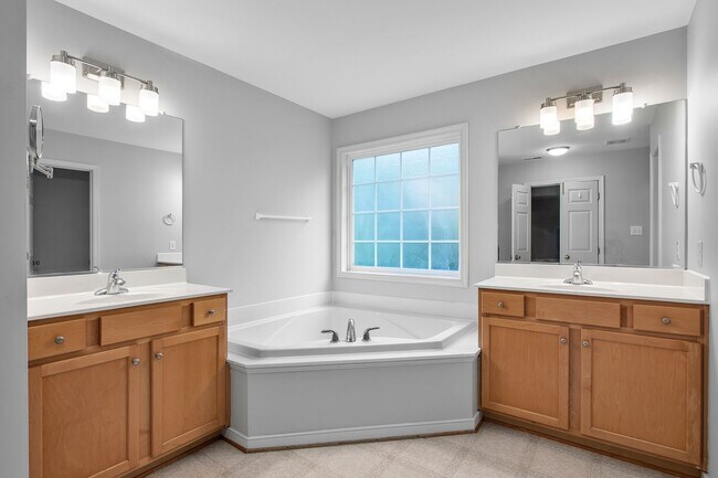 Building Photo - HAMPTON PARK - Pristine 4-5 bedroom home a...