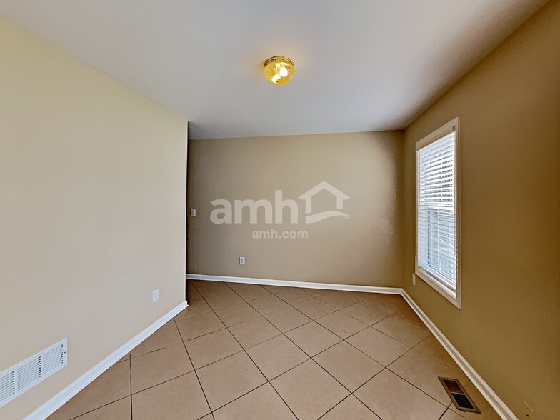 Building Photo - 710 Ridgewood Way