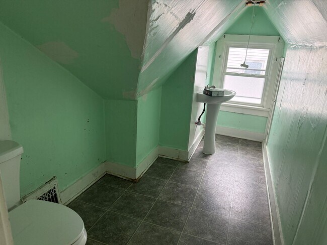 Building Photo - 2-3 Bedroom Home Canton