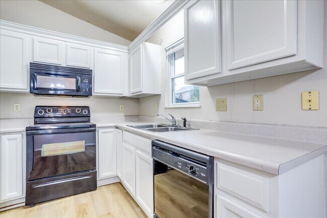 Building Photo - Adorable 3 bed, 1 bath