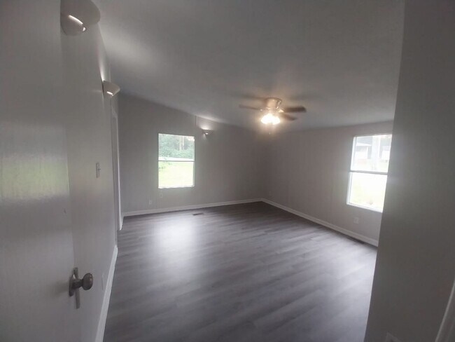 Building Photo - Stunning Manufactured house ready to move in!