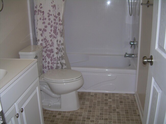 Building Photo - 303 Meadowbrook Dr