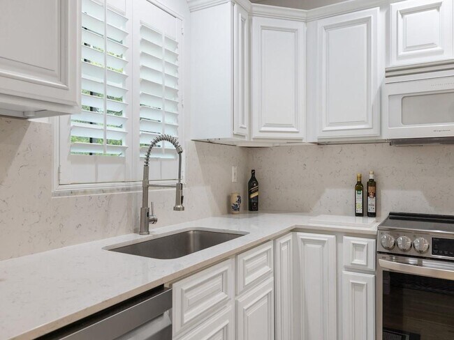 Building Photo - 900 Jasmine Ln