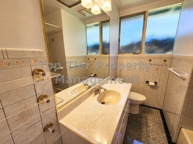 Building Photo - Beautiful 3-bedroom, 2-bathroom home locat...