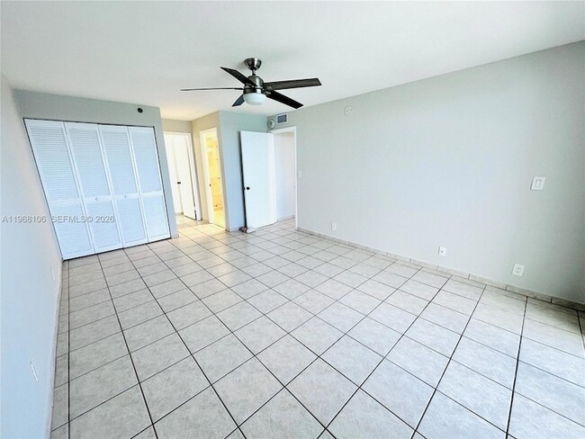 Building Photo - 2555 Collins Ave