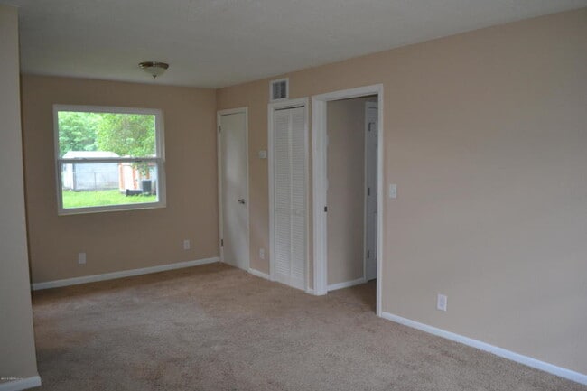 Building Photo - 2526 Pine Summit Dr E